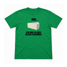 Ich brie-ch gleich zusammen – Unisex T-Shirt – Irish Green – Flat-Lay Vorderseite (Mockup)