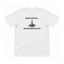 Baustelle seit 2012 – Unisex T-Shirt – Weiß – Flat-Lay Vorderseite (Mockup)