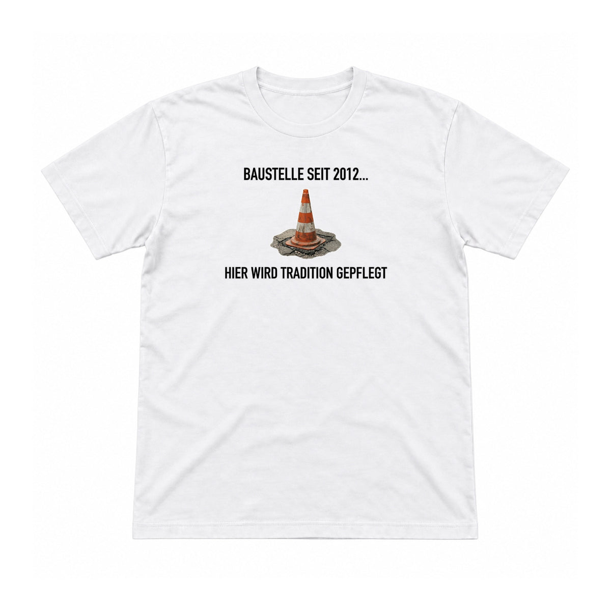 Baustelle seit 2012 – Unisex T-Shirt – Weiß – Flat-Lay Vorderseite (Mockup)