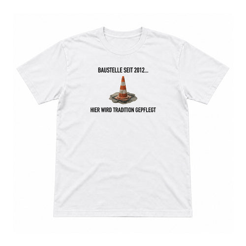 Baustelle seit 2012 – Unisex T-Shirt – Weiß – Flat-Lay Vorderseite (Mockup)
