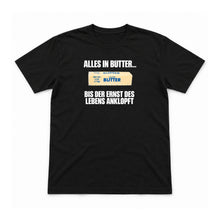 Alles in Butter – bis der Ernst anklopft – Unisex T-Shirt – Schwarz – Flat-Lay Vorderseite (Mockup)