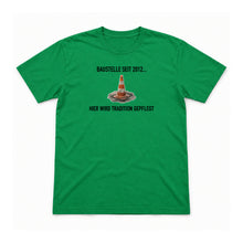 Baustelle seit 2012 – Unisex T-Shirt – Irish Green – Flat-Lay Vorderseite (Mockup)