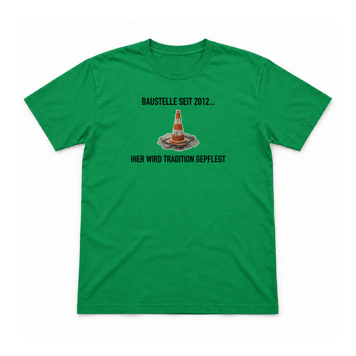 Baustelle seit 2012 – Unisex T-Shirt – Irish Green – Flat-Lay Vorderseite (Mockup)